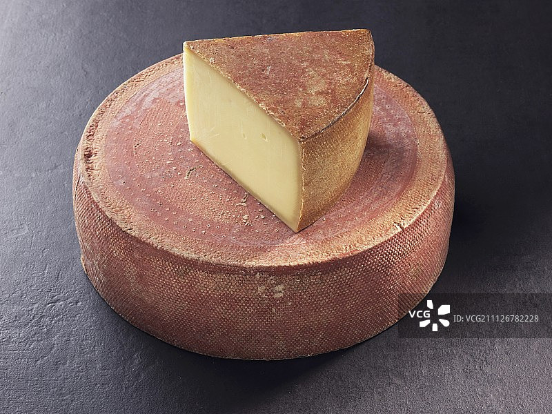 车轮和一块阿彭策尔奶酪图片素材