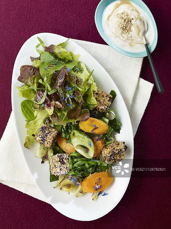 炸羊奶酪配野菜和蒸蔬菜图片素材