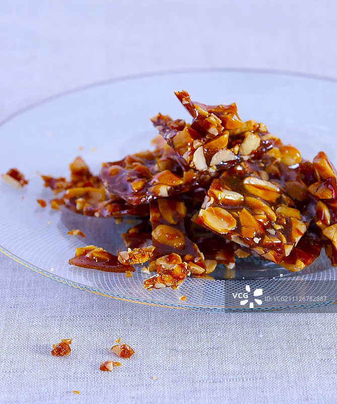 玻璃盘上的花生脆糖图片素材