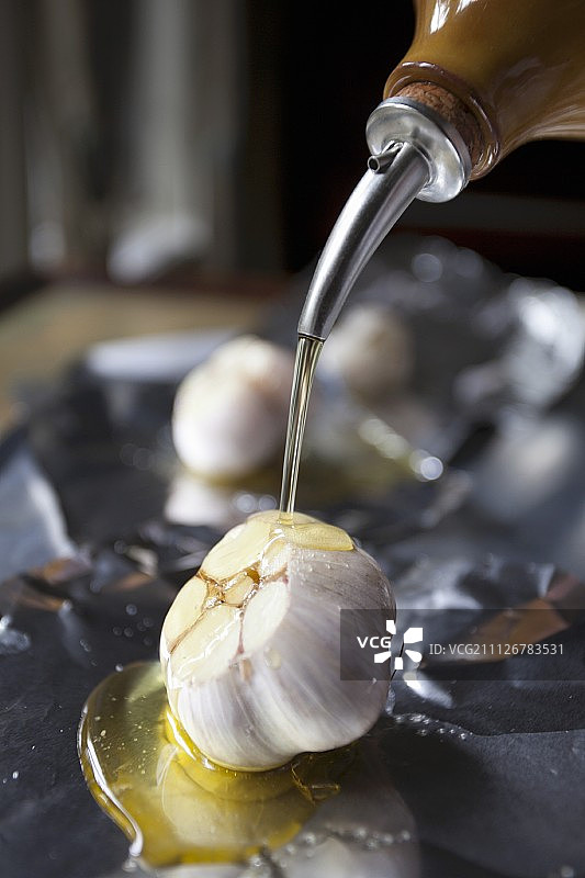 蒜瓣淋上橄榄油图片素材