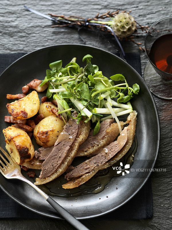 白葡萄酒汁培根土豆鹅配苹果沙拉图片素材