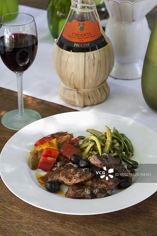 意式甜椒烩牛柳配小胡瓜图片素材