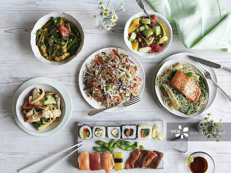 照烧三文鱼、越南沙拉、寿司、两道鸡肉菜和一份水果沙拉图片素材