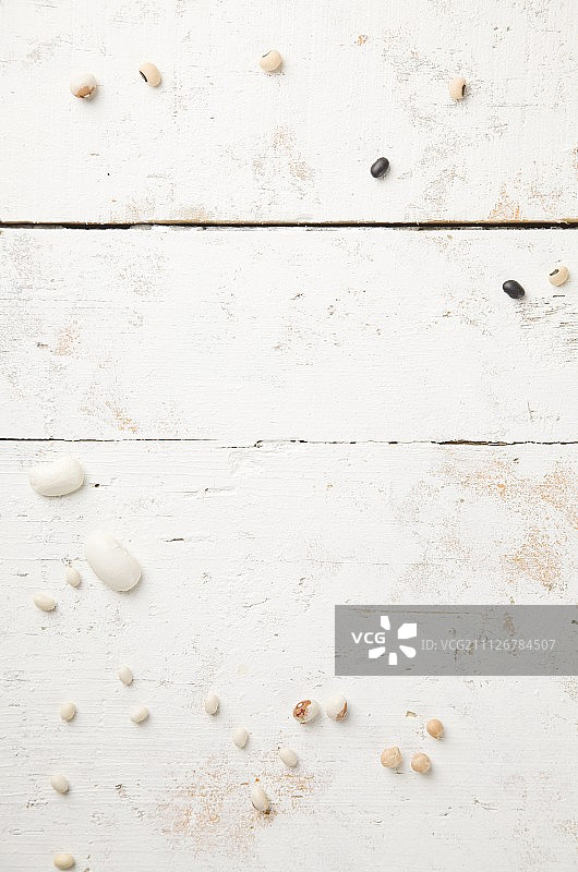 木质表面的干豆图片素材