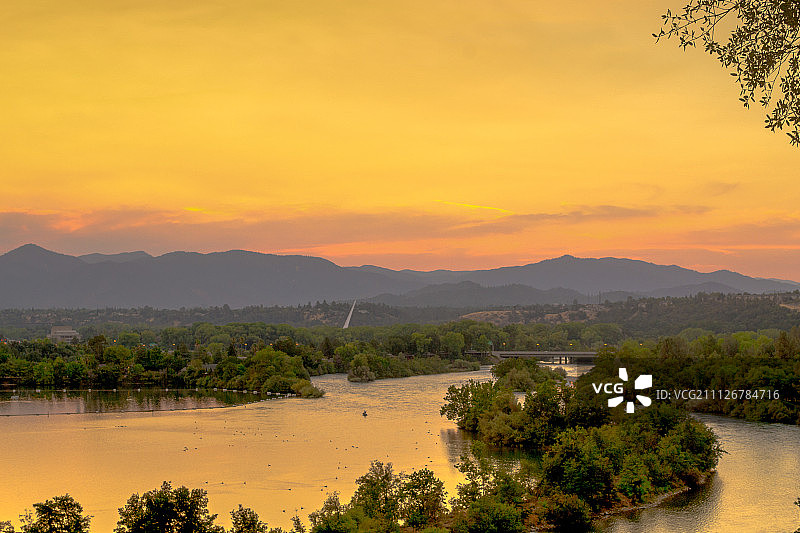 日落时分的日晷桥和萨克拉门托河图片素材