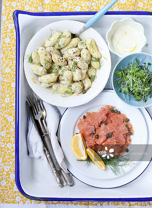 烟熏三文鱼配刺山柑和土豆沙拉图片素材