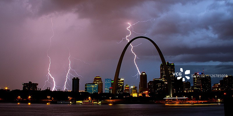 圣路易斯拱门后的闪电图片素材