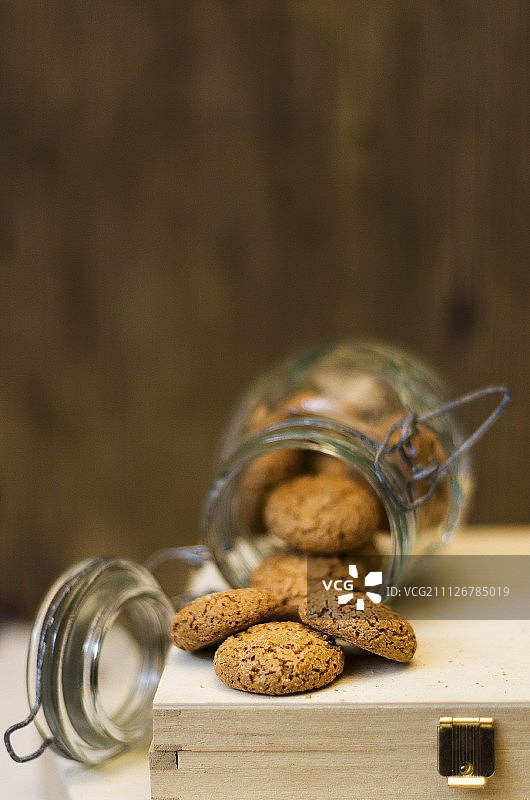 倒置罐子里的杏仁饼图片素材