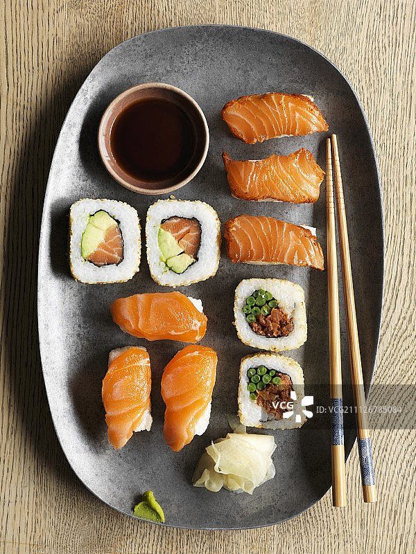 用新鲜和烟熏三文鱼制成的各种寿司图片素材