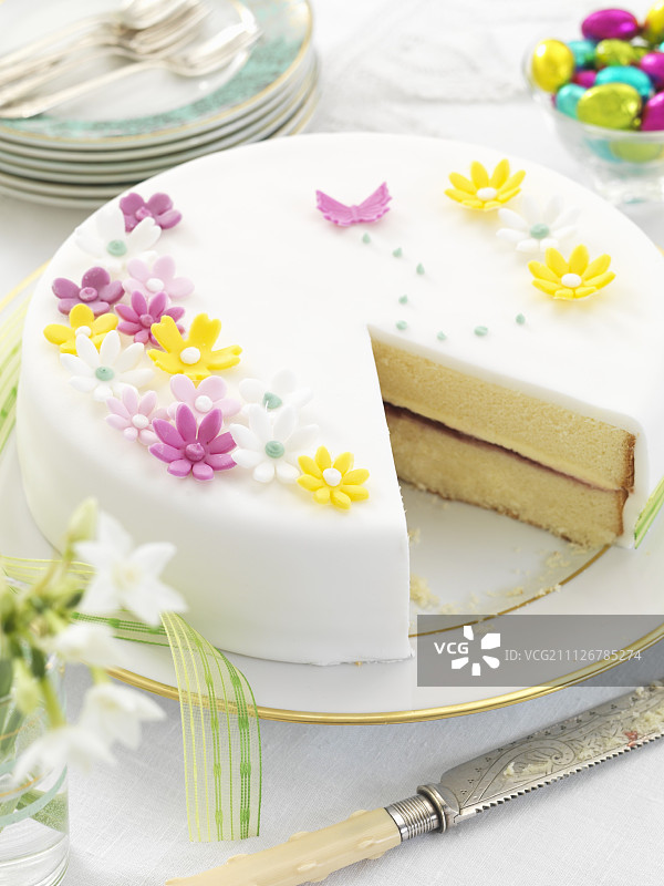 带有白色糖霜和糖花的复活节蛋糕图片素材