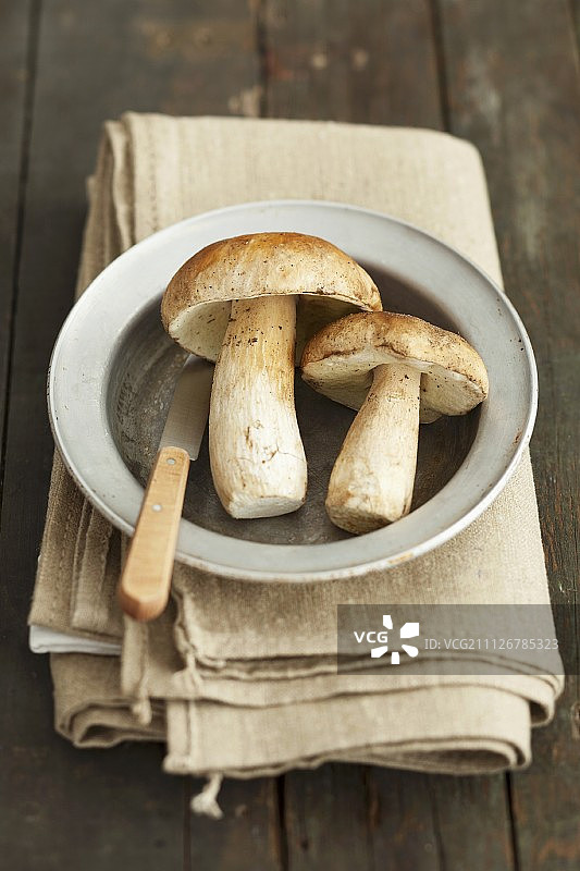 金属碗里的牛肝菌图片素材