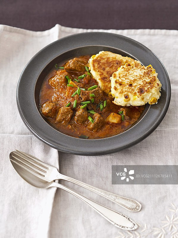 牛肉古拉希配玉米饼图片素材