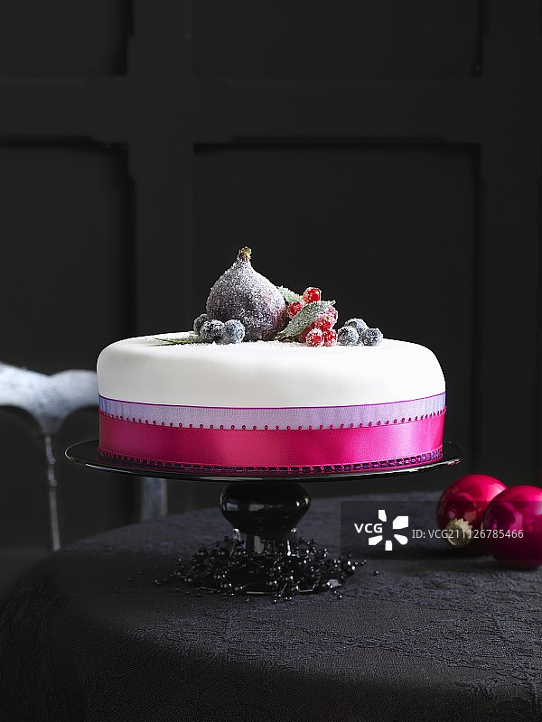 装饰有糖渍水果的优雅圣诞蛋糕图片素材