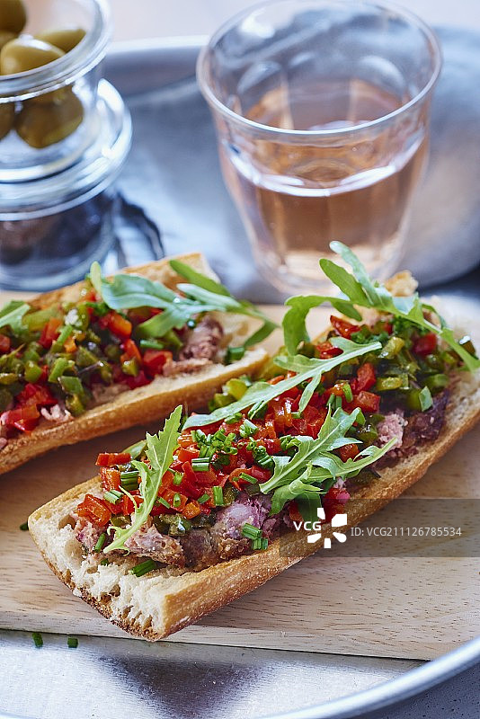 肉酱、甜椒和芝麻菜法棍面包图片素材