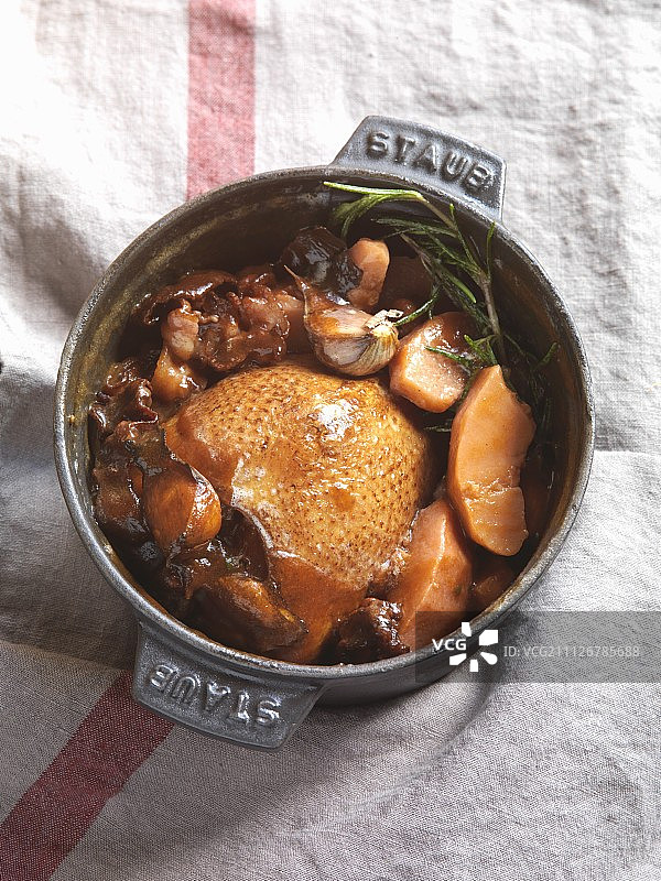 红烧乳鸽配木梨图片素材