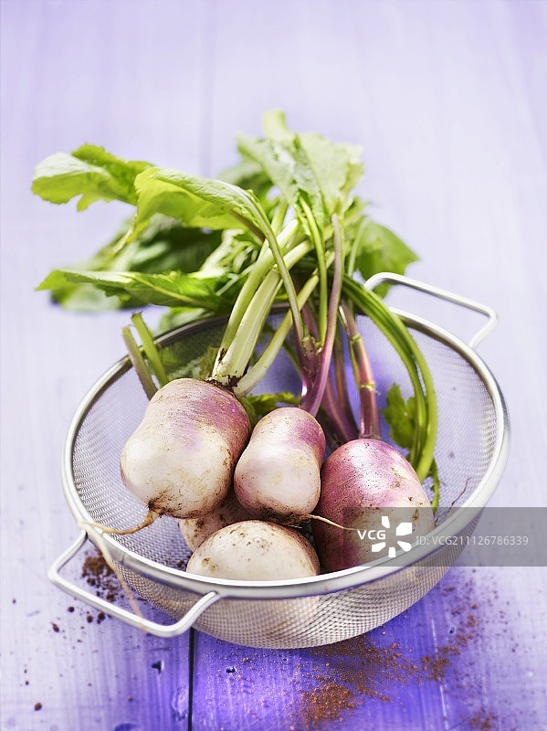 筛子里的嫩萝卜图片素材