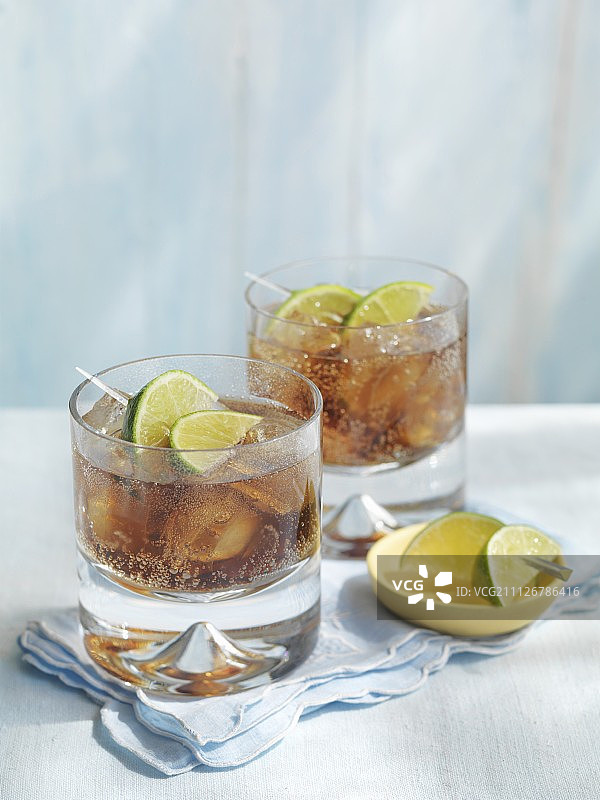 加青柠和冰块的伏特加可乐图片素材