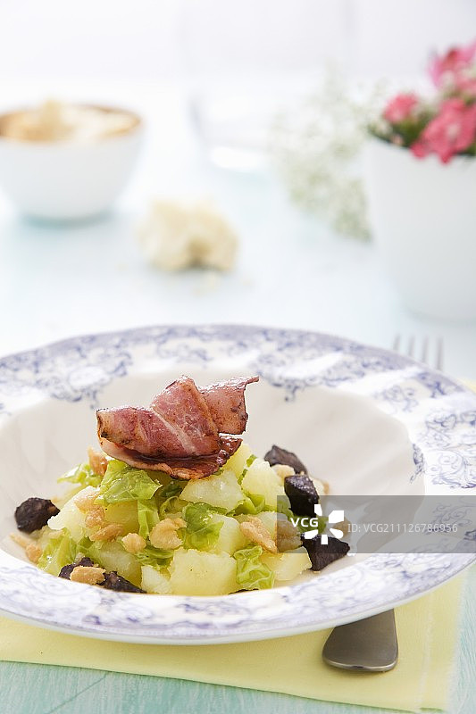 Savoy卷心菜、黑布丁和培根土豆图片素材