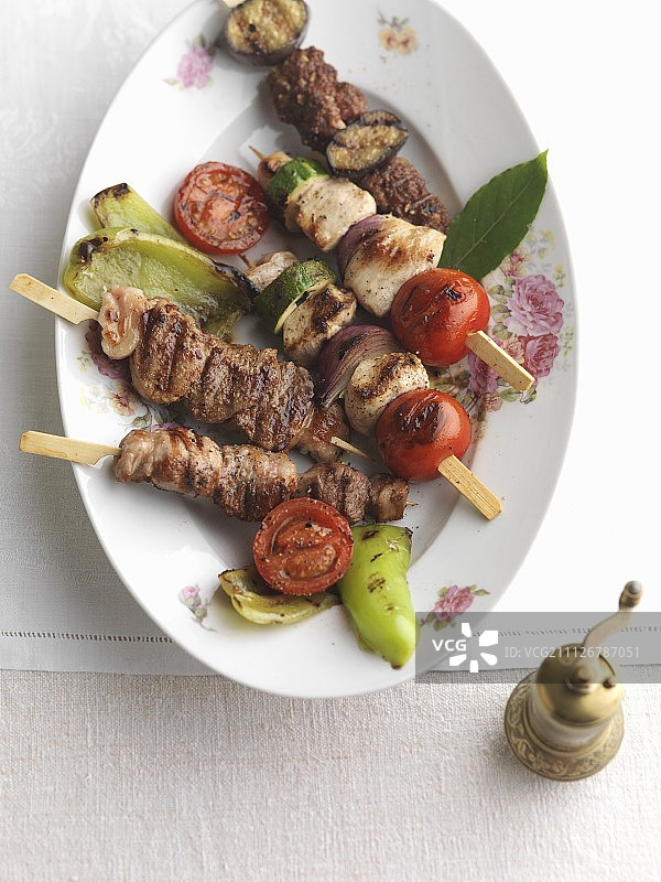 斋月烤肉串配瘦肉、番茄、西葫芦和辣椒图片素材