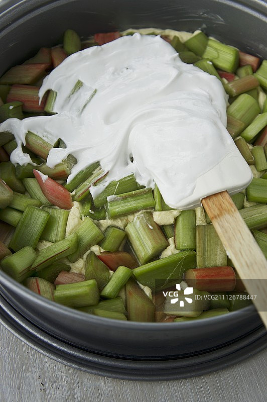 烤盘中淋上打发蛋白的大黄煎饼混合物图片素材