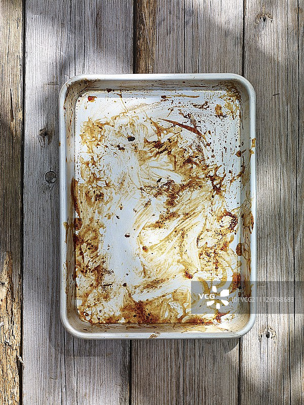 木桌上烤盘里的肉汁残余图片素材