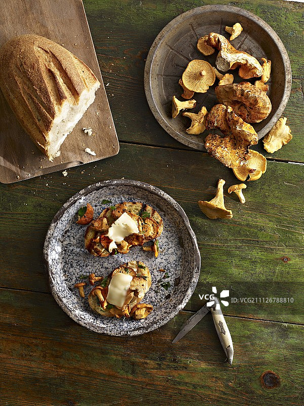 鸡油菌塔雷吉欧干酪面包片图片素材