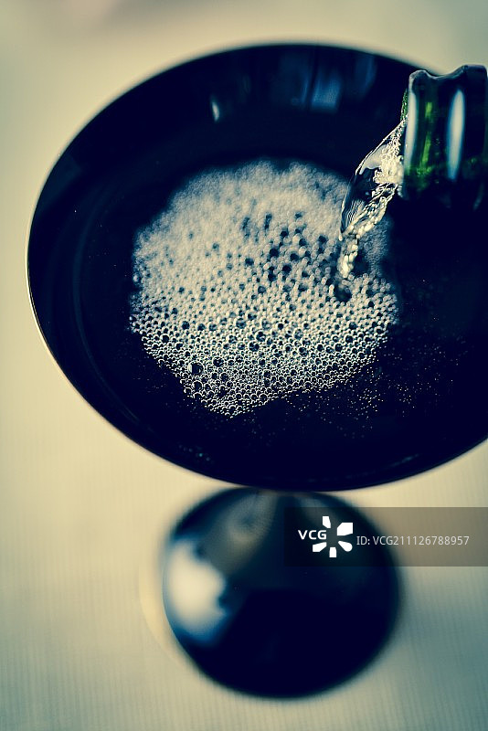 倾倒起泡酒图片素材