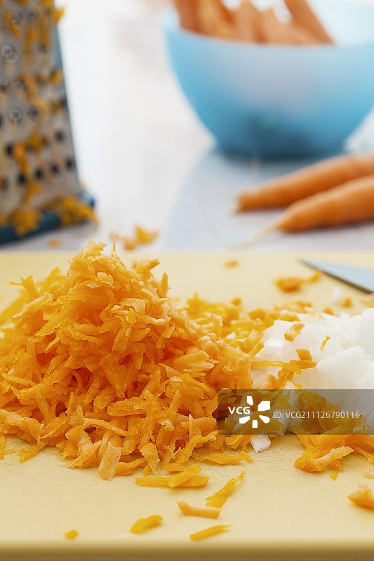 砧板上的胡萝卜丝和洋葱丁图片素材