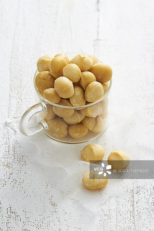 玻璃杯中的澳洲坚果图片素材