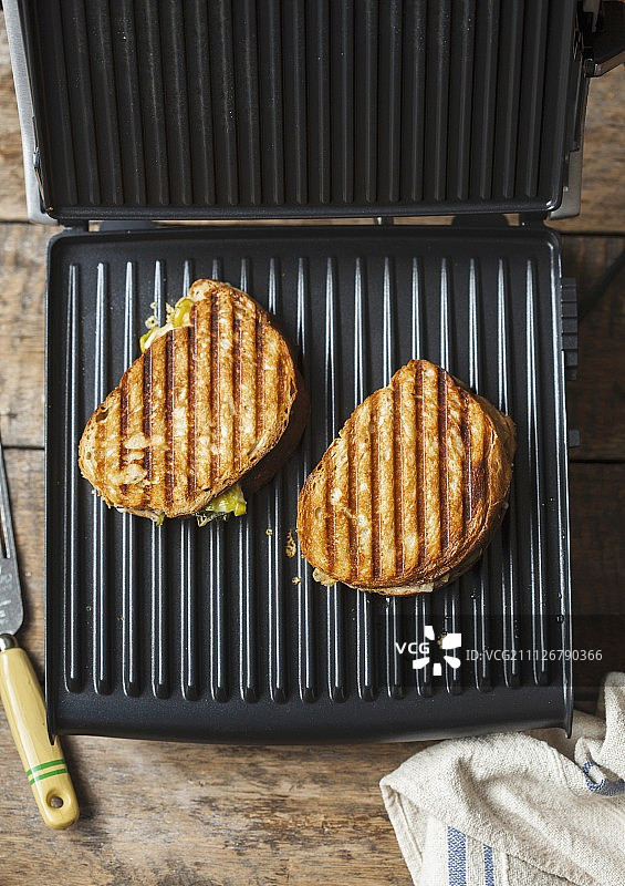 烤面包机里的烤三明治图片素材