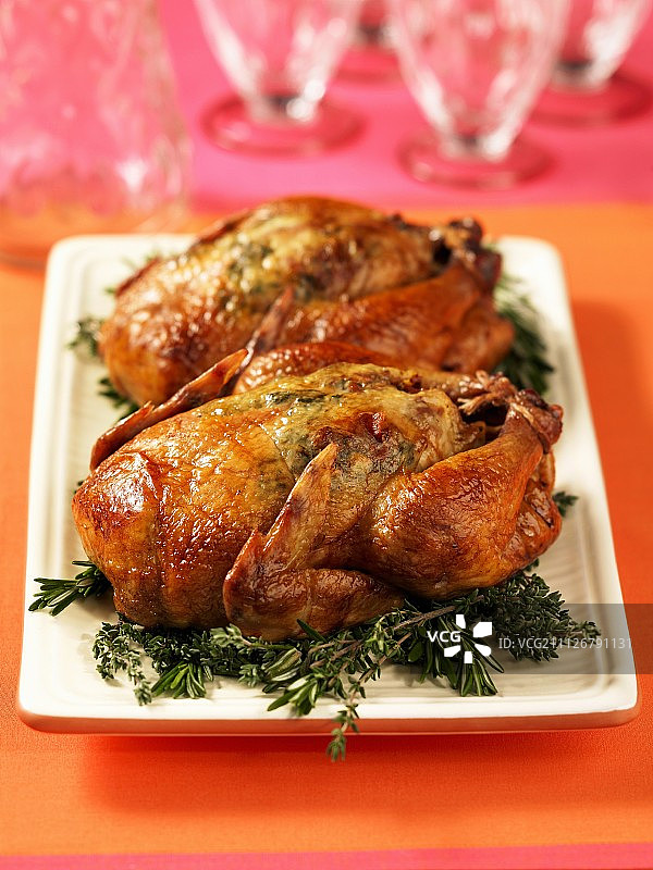 烟熏鸡配新鲜香草图片素材