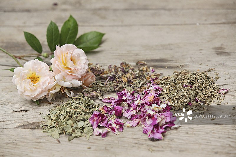 女士茶的干草药和玫瑰花瓣图片素材