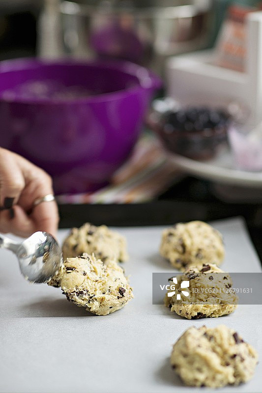 烘焙纸上的巧克力早餐卷面团图片素材
