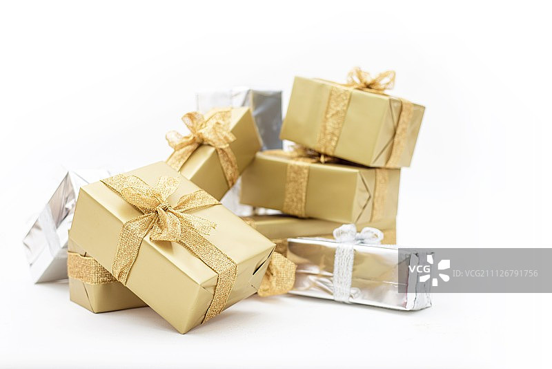 圣诞节金银包装精美礼品，白色背景隔离。图片素材