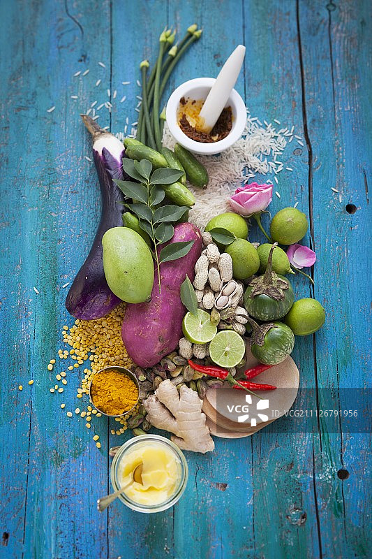 印度蔬菜、香料、面包和酥油拼盘图片素材