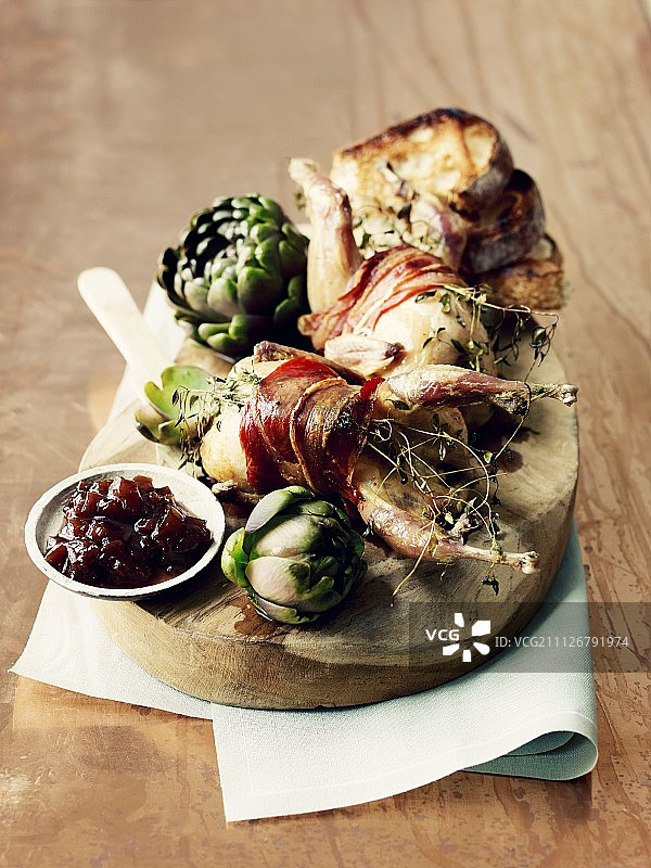 用火腿包裹的酿馅鹌鹑配朝鲜蓟和大黄酸辣酱图片素材