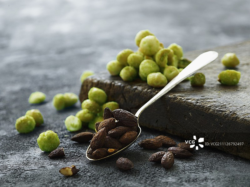 山葵花生和烤杏仁图片素材