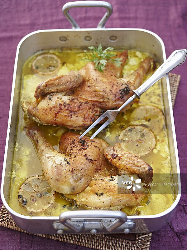 玉米喂养的藏红花柠檬鸡图片素材