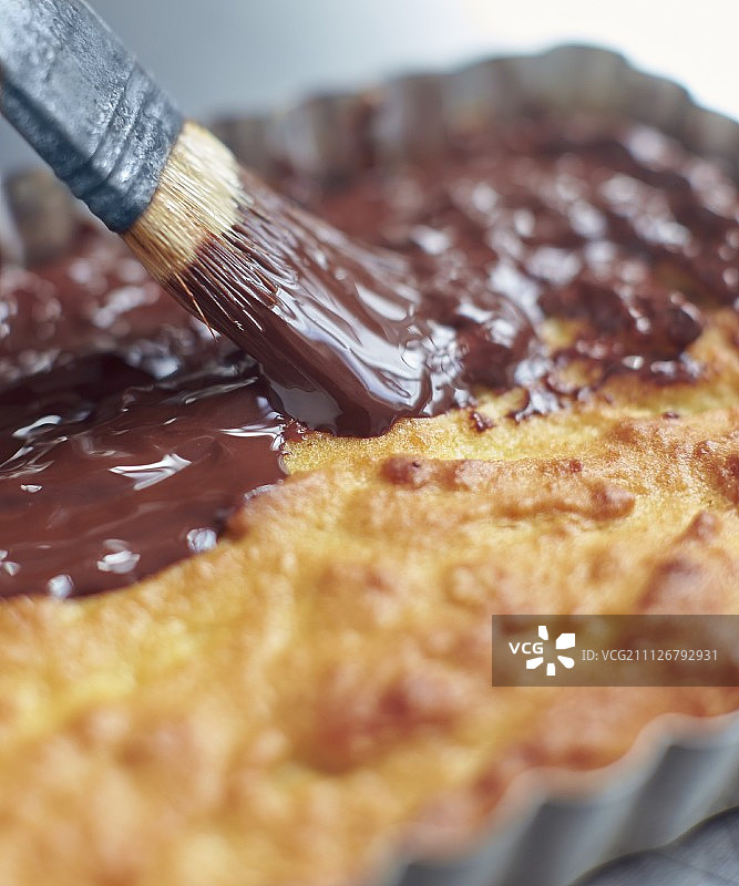 淋上巧克力酱的蛋糕图片素材