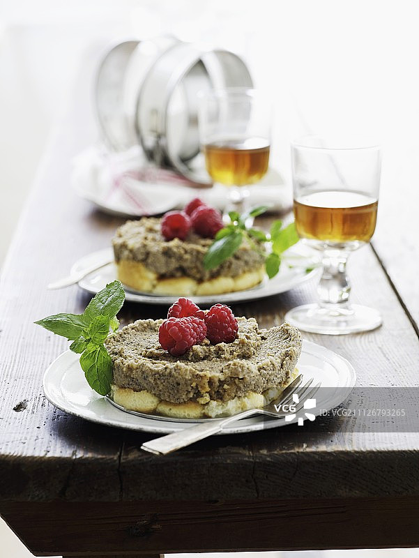 海绵蛋糕上的意大利乳清干酪坚果冻糕配覆盆子图片素材