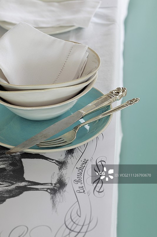 餐具盘上的碗图片素材