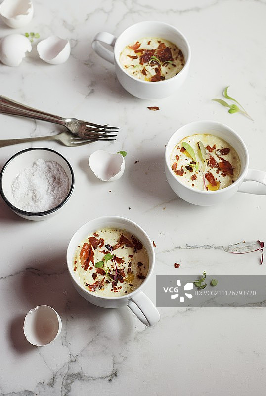 帕尔马干酪烤鸡蛋配香脆火腿图片素材