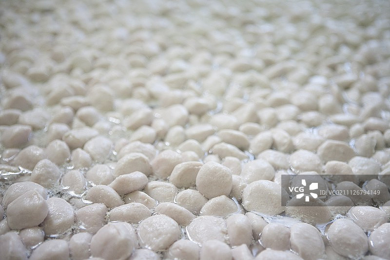 沸水中的鱼丸图片素材