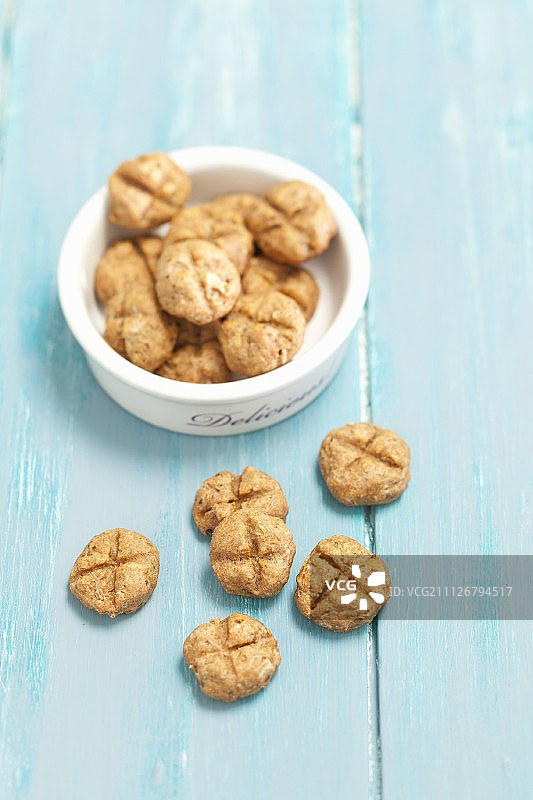 金枪鱼和全麦饼干作为猫粮图片素材