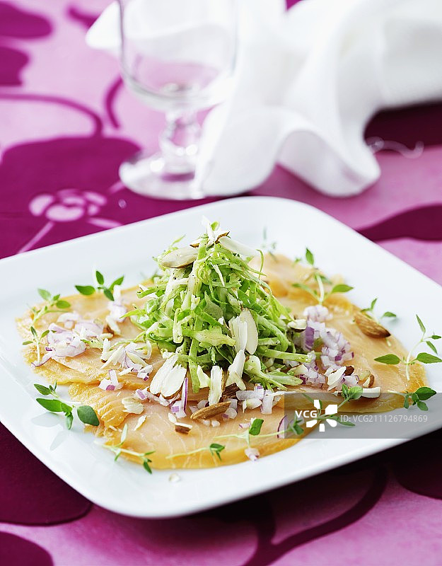 烟熏三文鱼配新鲜百里香、蒸韭葱、红洋葱和杏仁图片素材