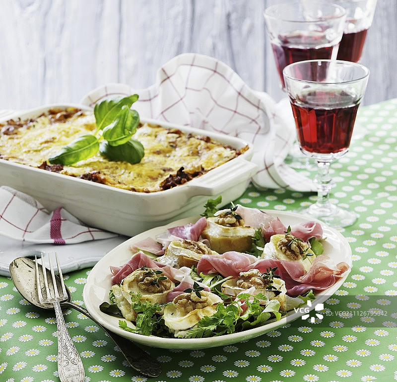 烤山羊奶酪配核桃、帕尔马火腿沙拉和千层面图片素材