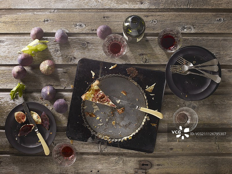 乡村餐桌上的烟熏火腿羊乳酪乳蛋饼和新鲜无花果红酒图片素材