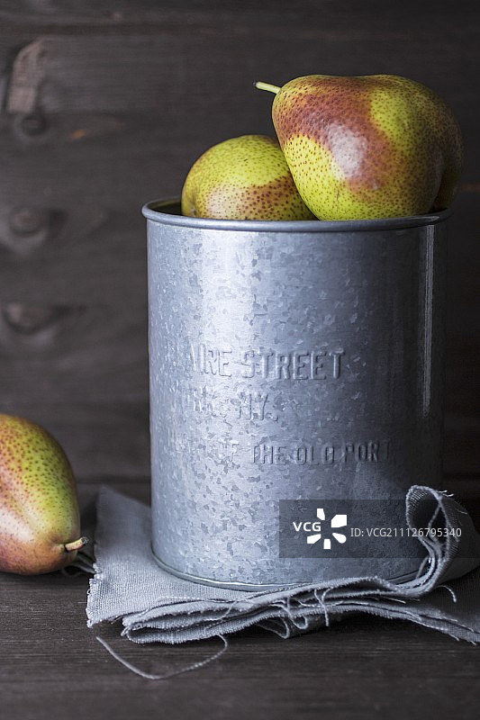 锌桶里的梨子图片素材
