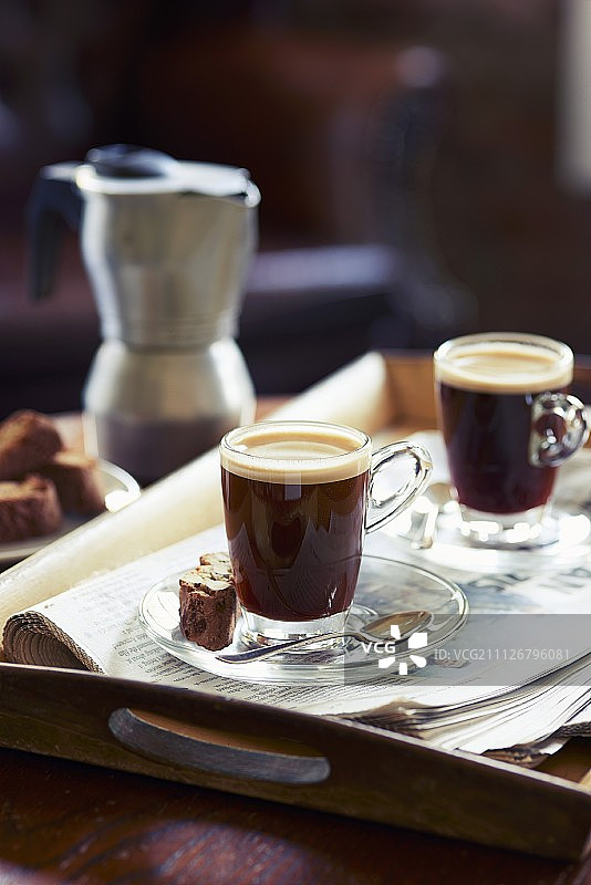 咖啡馆里的浓缩咖啡和意式脆饼图片素材