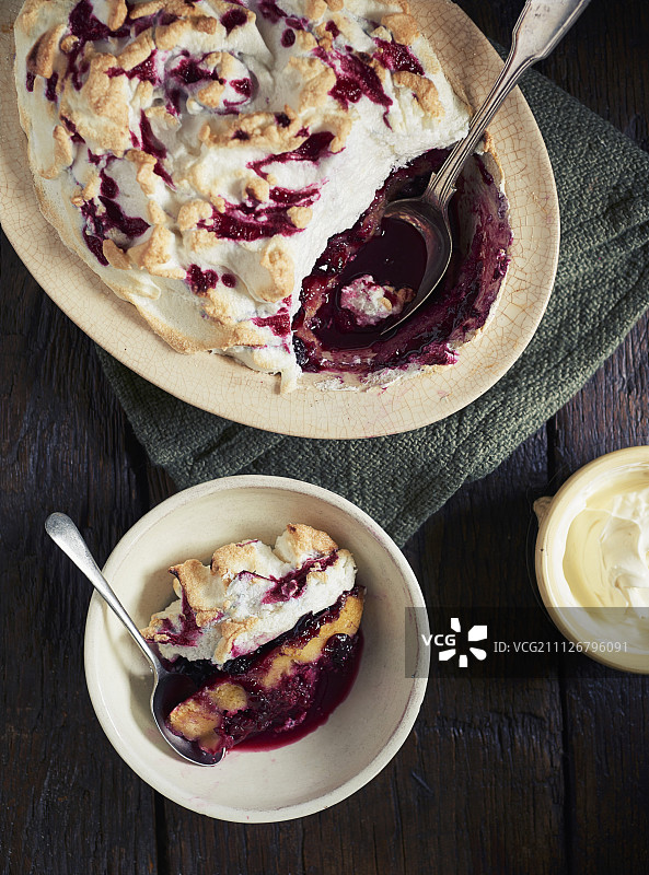 蒙茅斯布丁（带有浆果的英式面包布丁）图片素材